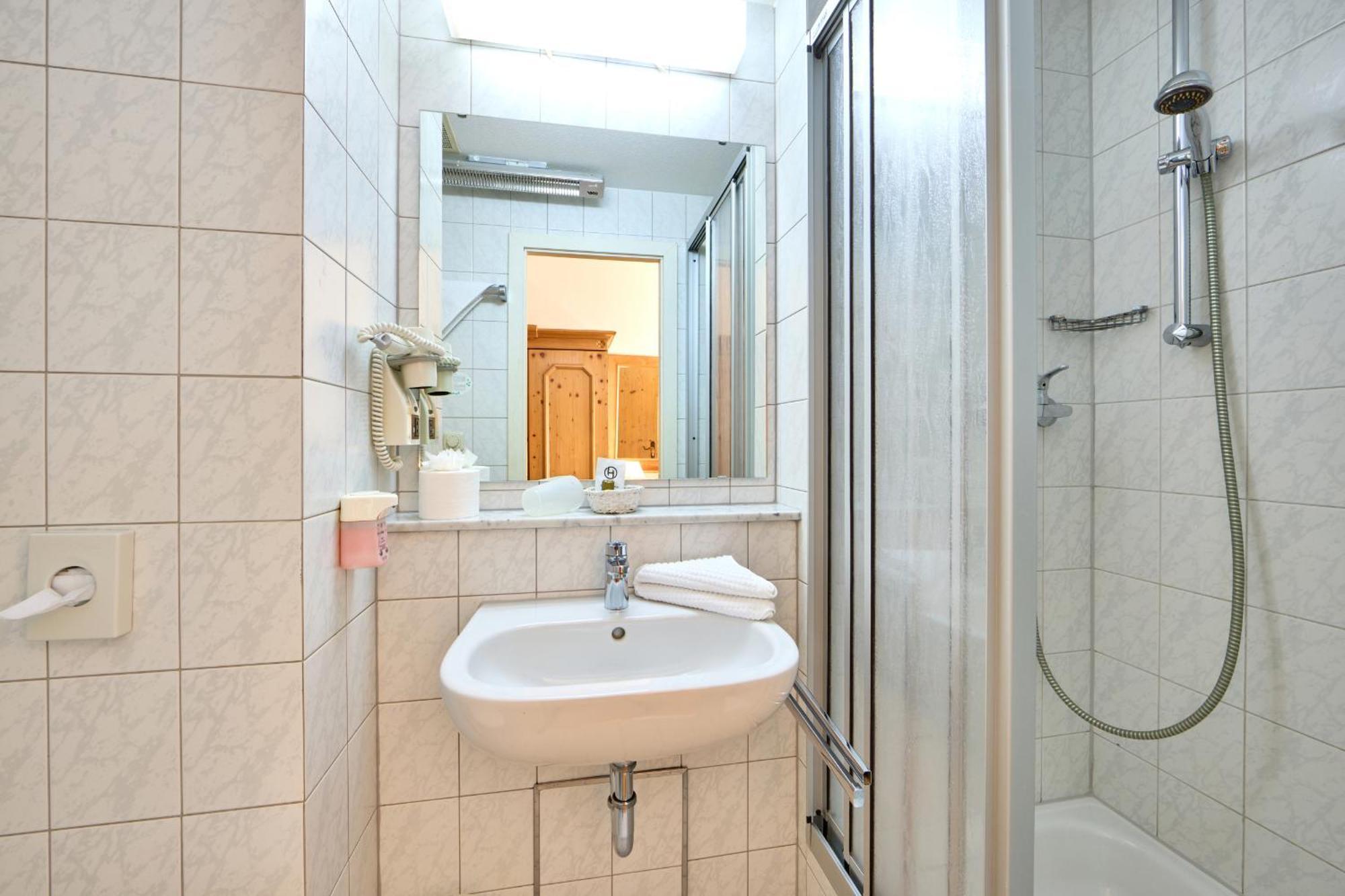 Hotel Drei Mohren Γκάρμις-Παρτενκίρχεν Δωμάτιο φωτογραφία